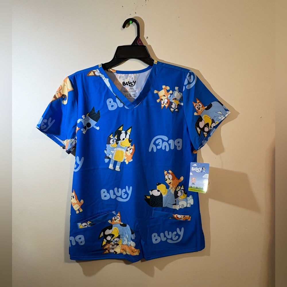 Bluey women's Small V-neck scrub top Blue front pockets‎ short sleeve NWT
